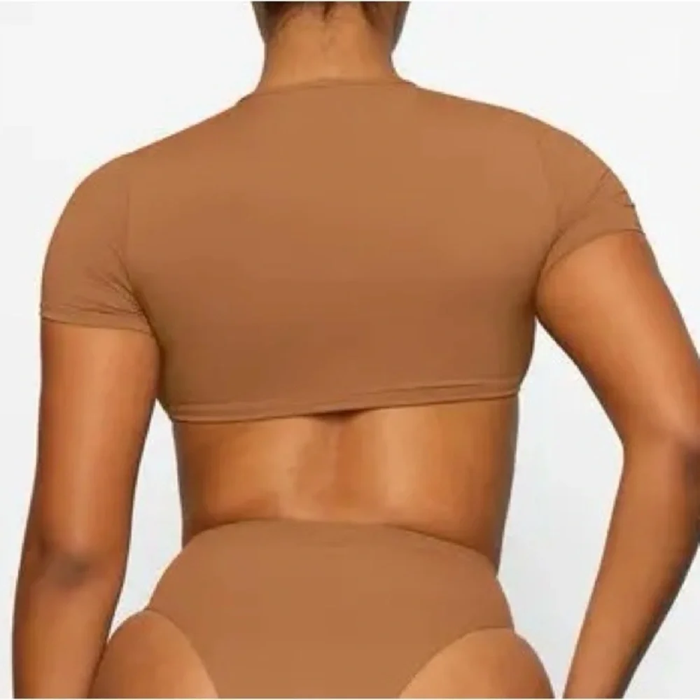 SKIMS SIGNATURE SWIM RUCHED T-SHIRT COLOR ALMOND SIZE 2X